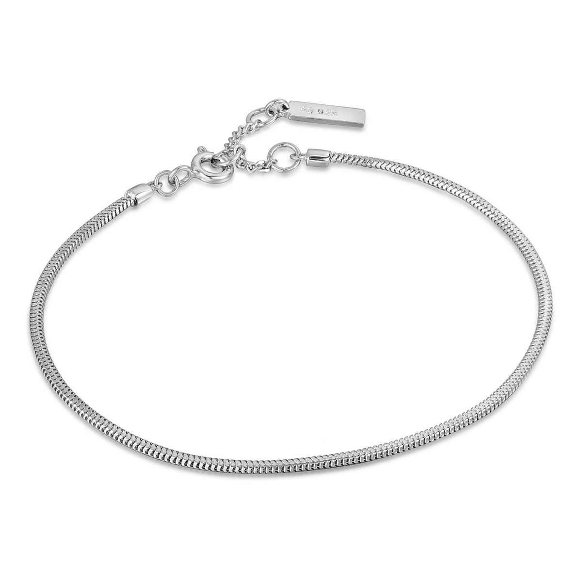 Deze zilveren armband van Ania Haie, is stijlvol en elegant. Met een diepte en breedte van 2 cm, een gewicht van 5,3 gram en een lengte van 185 mm is het een perfecte aanvulling op elke outfit. Draag deze armband als statement piece of combineer met andere sieraden voor een gelaagde look.